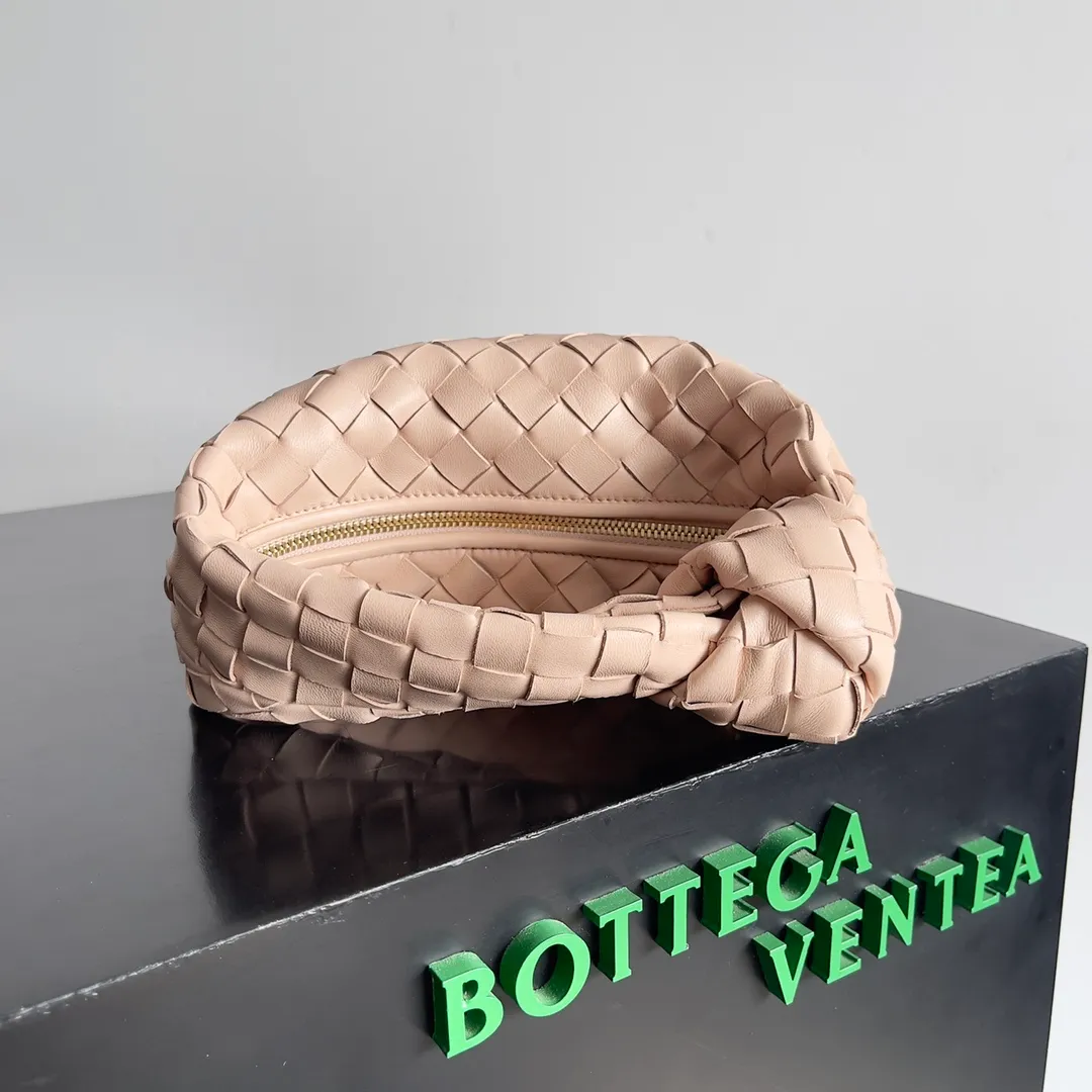 Batch 1120 Bottega veneta͙.——The latest braided and knotted hobo🔥 The top-grade lambskin leather is very soft, the bag shape is unique, practical and durable. It retains the traditional weaving elements while being a bit more flamboyant ~ Made of hand-woven sheepskin, zipper opening and closing, curved seamless structure, effortless to match. Highly recommended⚠️⚠️⚠️ The highest-end in the market🌈 Welcome to compare [Factory equipped with full package] size: 23x15x5cm.   Model: 651876